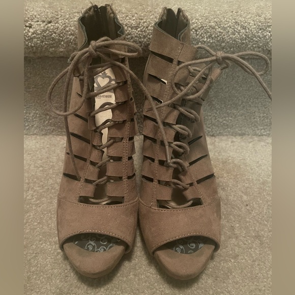 Fergalicious tan lace up heel 8.5 - Picture 4 of 5